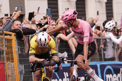 Wout van Aert e Isaac Del Toro, giunti alle spalle di Mads Pedersen nella tredicesima tappa © Giro d'Italia via X