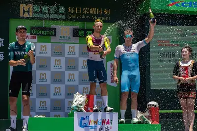 Jakub Mareczko esulta sul podio per la vittoria della 1° tappa del Tour of Hainan