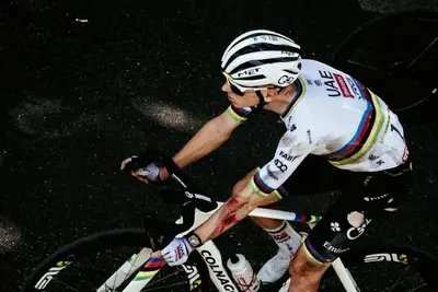 Pogacar dopo la caduta nell'undicesima tappa del Tour de France ©Ciclismo Cubano via IG
