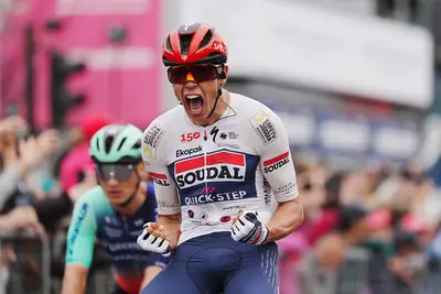 Paul Magnier è la prima maglia rosa del Giro d'Italia 2026 © LaPresse / Giro d'Italia via X