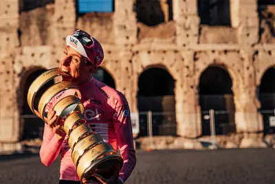 Tadej Pogacar e il Trofeo senza Fine © Giro d'Italia