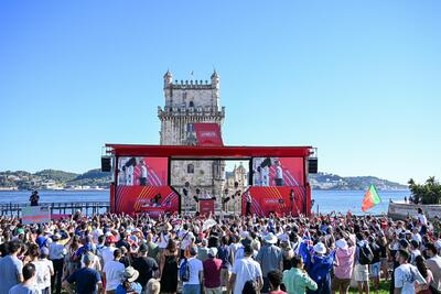La Torre di Belém si staglia dietro al palco della Presentazione delle Squadre della Vuelta 2024
