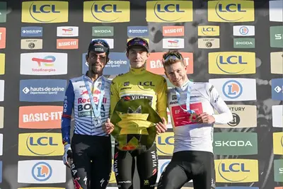 Daniel Felipe Martinez, Jonas Vingegaard e Georg Steinhauser sul podio della Parigi-Nizza 2026 ©Billy Ceusters / A.S.O.