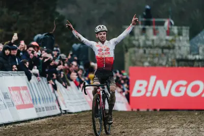 Iserbyt a braccia alzate dopo aver vinto il braccio di ferro © UCI Cyclocross
