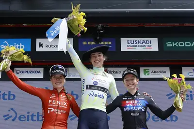 Mischa Bredewold sul podio con Kastelijn e Dickson ©Itzulia Basque Country/Sprint Cycling