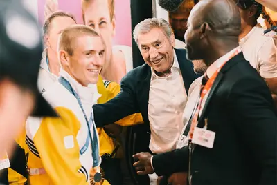 Eddy Merckx si felicita con Remco Evenepoel per l'oro olimpico © Team Belgium
