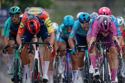 Paul Magnier batte in volata Jonathan Milan nella terza tappa del Giro d'Italia 2026 ©massimofulgenzi81