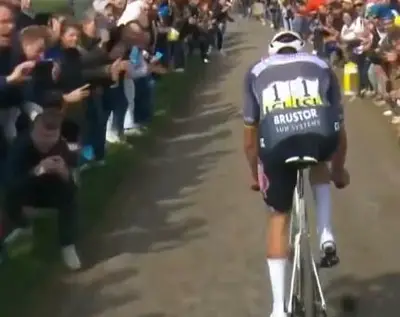 Mathieu van der Poel, colpito da una borraccia durante la Parigi-Roubaix