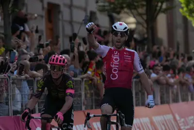 Benjamin Thomas sorprende il gruppo sul traguardo di Lucca © Twitter Giro d'Italia