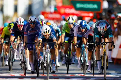 Pavel Bittner vinice la quinta tappa della Vuelta 2024 su Wout van Aert ©dsmfirmpostnl