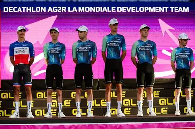 I corridori della Decathlon AG2R La Mondiale Development al via del Giro d'Italia Next Gen © Xavier Pereyron