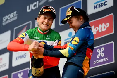 Elisa Longo Borghini sul podio con Shirin van Anrooij ©Lidl-Trek