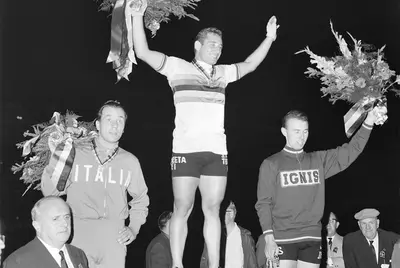Sante Gaiardoni iridato a Rocourt 1963 battendo il grande rivale Antonio Maspes (alla sua destra) © Wikipedia