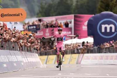 Jonas Vingegaard vince la sua quinta tappa al Giro d'Italia 2026, con arrivo a Piancavallo ©laPresse