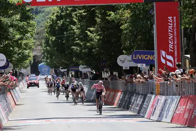 Elisa Longo Borghini difende la maglia rosa ©Giro d'Italia Women