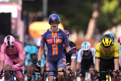 Casper van Uden vince la quinta tappa del Giro d'Italia 2025 © Giro d'Italia