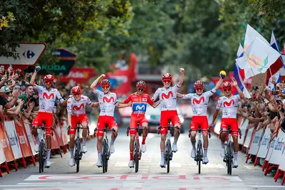 La festa della Movistar sul traguardo di Granada (© SprintCycling via X @MovistarTeam)
