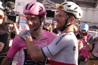 Festa per Primoz Roglic e Mark Cavendish dopo l'arrivo dei Fori Imperiali a Roma © Giro d'Italia
