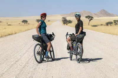 Silvia e Linda sulle strade della Namibia © Cicliste per caso