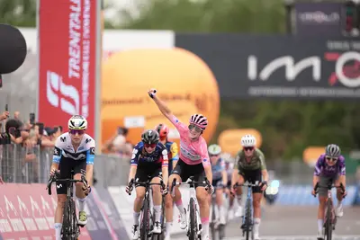 Elisa Longo Borghini in maglia rosa sul traguardo dell'ultima tappa ©Giro d'Italia Women-LaPresse