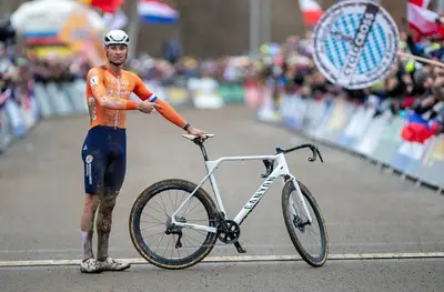 Van der Poel mostra orgoglioso la propria bici sul traguardo di Tabor © UCI Cyclocross