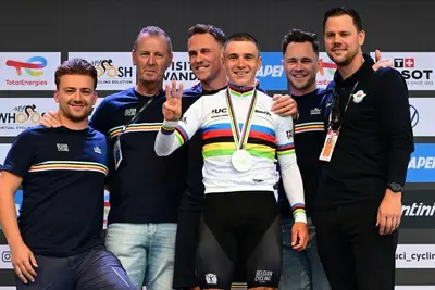 Dario Kloeck (all'estrema sinistra) alla cerimonia del podio di Remco Evenepoel dopo la cronometro a Kigali © BELGA