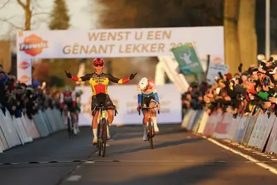 Thibau Nys ottiene il terzo successo stagionale in Coppa del Mondo a Dendermonde su Tibor Del Grosso ©Gaëtan Flamme