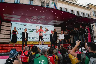 Jonas Vingegaard in maglia rosa, sul palco delle premiazioni di Milano, in compagnia di Giuseppe Sala e Urbano Cairo (RCS Sport)