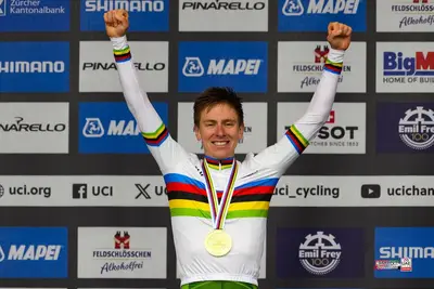 Tadej Pogacar vincitore a Zurigo del Mondiale in linea edizione 2024 © SprintCycling via X @UAETeamEmirates