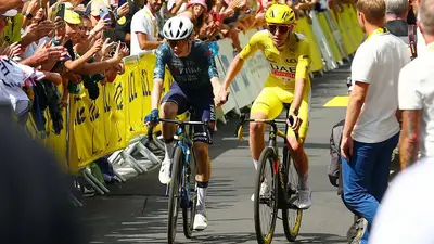 Jonas Vingegaard e Tadej Pogacar si danno la mano a Le Lioran © UAE Team Emirates