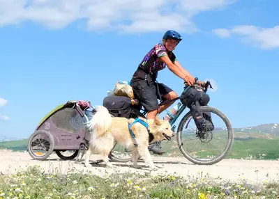 Veronica Rizzoli e la sua cagnolina Nala © Bike Without Border