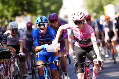 Giulio Ciccone con Jonas Vingegaard durante il circuito della tappa finale del Giro d'Italia 2026 ©Giro d'Italia via X