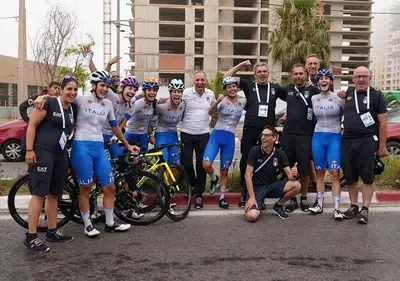 Paolo Sangalli con la nazionale femminile juniores dopo la vittoria di Barbara Guarischi ai Giochi del Mediterraneo 2022 ©Paolo Sangalli via IG