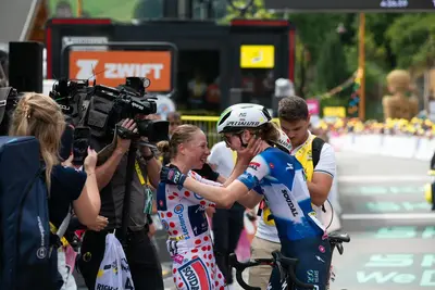 Justine Ghekiere festeggia con le compagne la vittoria nella settima tappa del Tour de France Femmes © Département de la Haute-Savoie via X