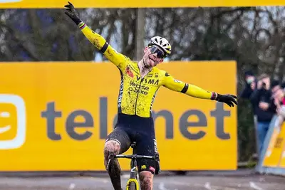 Wout van Aert sfiora l'incidente in allenamento per la Parigi-Roubaix © Visma-Lease a Bike via X
