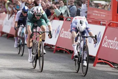 Kaden Groves batte Wout van Aert a Villablino © Vuelta a España-SprintCycling