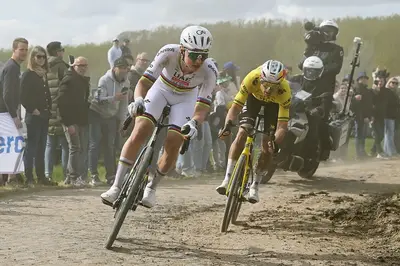 Tadej Pogacar e Wout van Aert alla Parigi-Roubaix 2026 ©Dario Belingheri/Getty Images