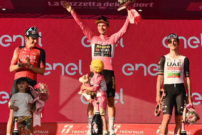 Primoz Roglic tra Geraint Thomas e João Almeida sul podio finale del Giro d'Italia 2023 © Giro d'Italia