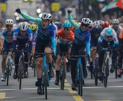 Dorian Godon e Andrea Vendrame fanno uno-due sul traguardo di Friburgo nella prima tappa del Giro di Romandia© massimofulgenzi81/© sprintcycling
