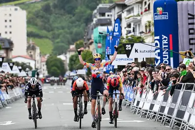 Mischa Bredewold vince la prima tappa ©Itzulia Basque Country/Cxcling