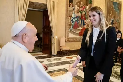 Marzia Varvaglione stringe la mano a Papa Francesco