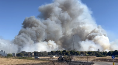 Incendio a Lido Silvana (foto Massimo Todaro)