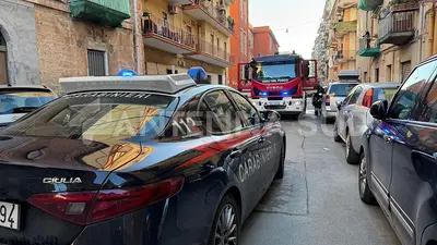 Incendio in un appartamento a Taranto (foto Francesco Manfuso)
