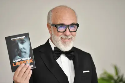 Antonio Spada con libro