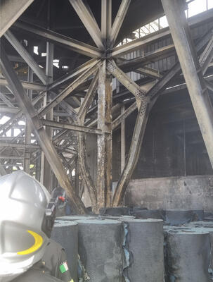 Alcune lamiere dello Iacovone contorte dal fuoco (Foto Blunote)