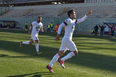 L’esultanza di Tato Diaz nella foto Franco Capriglione