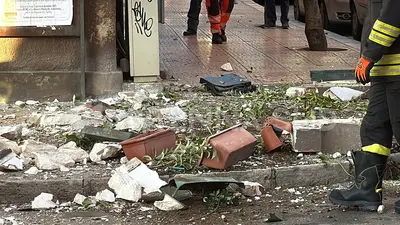 Balcone crolla in pieno centro a Taranto (foto Manfuso)