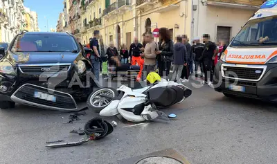 Scontro tra moto e auto nel centro di Taranto: due feriti