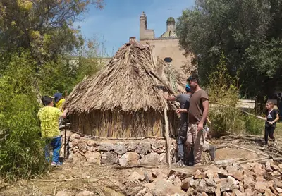 La realizzazione della capanna preistorica