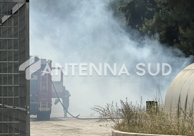 Incendio nella pineta vicino alla Scuola De Carolis (foto Francesco Manfuso)